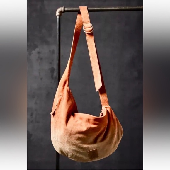 Free People We The Free Reiss Sling Bag Suede Dip Dye Tan Rust BIG Size NWT - Picture 2 of 8